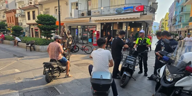Pendik’te kaçak tütün operasyonu: 440 kilogram tütün ve 328 bin 200 makaron ele geçirildi
