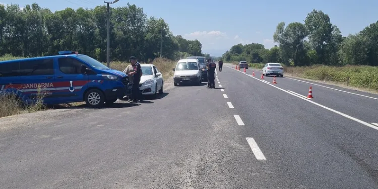 Pendik’te kaçak tütün operasyonu: 440 kilogram tütün ve 328 bin 200 makaron ele geçirildi
