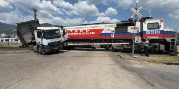 Pendik’te kaçak tütün operasyonu: 440 kilogram tütün ve 328 bin 200 makaron ele geçirildi