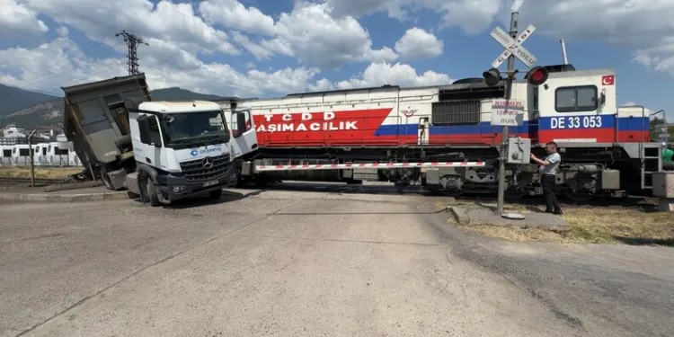 Pendik’te kaçak tütün operasyonu: 440 kilogram tütün ve 328 bin 200 makaron ele geçirildi