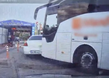 Yolcu otobüsünün çarptığı otomobilin sürüklendiği anlar araç kamerasına yansıdı