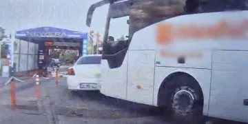 Yolcu otobüsünün çarptığı otomobilin sürüklendiği anlar araç kamerasına yansıdı