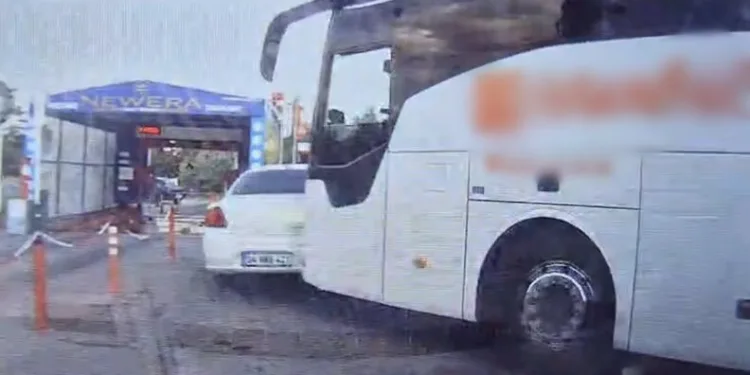 Yolcu otobüsünün çarptığı otomobilin sürüklendiği anlar araç kamerasına yansıdı