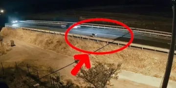 Yolcu otobüsünün çarptığı otomobilin sürüklendiği anlar araç kamerasına yansıdı