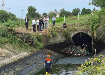 Yolcu otobüsünün çarptığı otomobilin sürüklendiği anlar araç kamerasına yansıdı