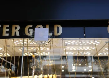 Yolcu otobüsünün çarptığı otomobilin sürüklendiği anlar araç kamerasına yansıdı