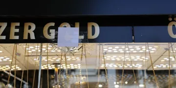 Yolcu otobüsünün çarptığı otomobilin sürüklendiği anlar araç kamerasına yansıdı