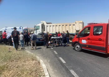 Yolcu otobüsünün çarptığı otomobilin sürüklendiği anlar araç kamerasına yansıdı