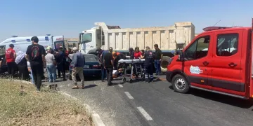 Yolcu otobüsünün çarptığı otomobilin sürüklendiği anlar araç kamerasına yansıdı