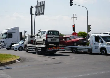 Yolcu otobüsünün çarptığı otomobilin sürüklendiği anlar araç kamerasına yansıdı
