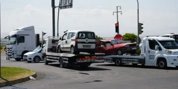 Yolcu otobüsünün çarptığı otomobilin sürüklendiği anlar araç kamerasına yansıdı