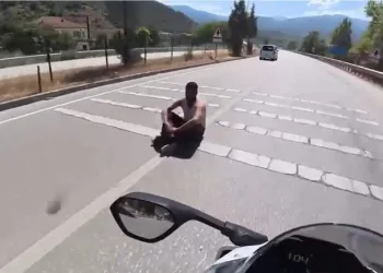 Yolcu otobüsünün çarptığı otomobilin sürüklendiği anlar araç kamerasına yansıdı