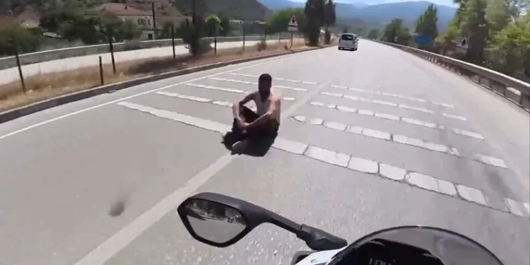 Yolcu otobüsünün çarptığı otomobilin sürüklendiği anlar araç kamerasına yansıdı