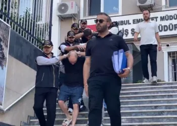 Yolcu otobüsünün çarptığı otomobilin sürüklendiği anlar araç kamerasına yansıdı