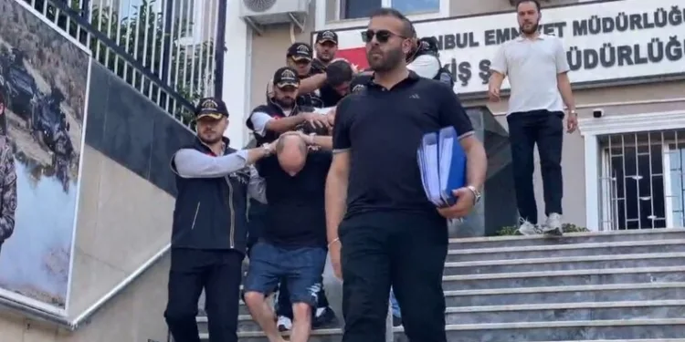 Yolcu otobüsünün çarptığı otomobilin sürüklendiği anlar araç kamerasına yansıdı