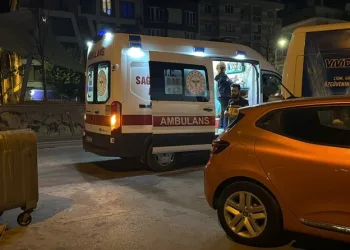 Kiraladığı scooterdan düşüp sızan alkollü kadın hastaneye kaldırıldı