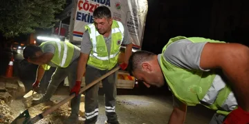 Kiraladığı scooterdan düşüp sızan alkollü kadın hastaneye kaldırıldı