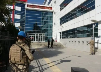 Kiraladığı scooterdan düşüp sızan alkollü kadın hastaneye kaldırıldı