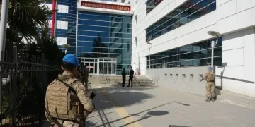 Kiraladığı scooterdan düşüp sızan alkollü kadın hastaneye kaldırıldı