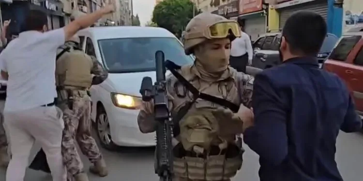 Kiraladığı scooterdan düşüp sızan alkollü kadın hastaneye kaldırıldı