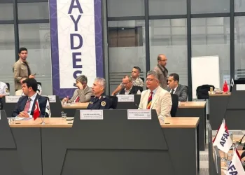 Kiraladığı scooterdan düşüp sızan alkollü kadın hastaneye kaldırıldı