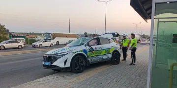 Kiraladığı scooterdan düşüp sızan alkollü kadın hastaneye kaldırıldı