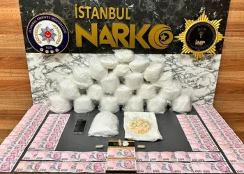 Kiraladığı scooterdan düşüp sızan alkollü kadın hastaneye kaldırıldı