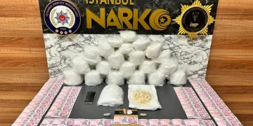 Kiraladığı scooterdan düşüp sızan alkollü kadın hastaneye kaldırıldı