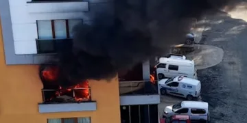 Kiraladığı scooterdan düşüp sızan alkollü kadın hastaneye kaldırıldı
