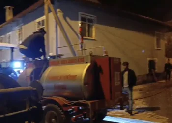 Muhtarın erken müdahalesi yangının büyümesini önledi