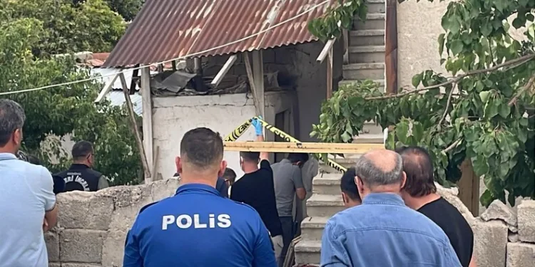 Muhtarın erken müdahalesi yangının büyümesini önledi