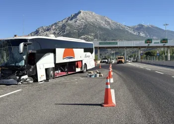 Yolcu otobüsü bariyere çarptı: 5 yaralı