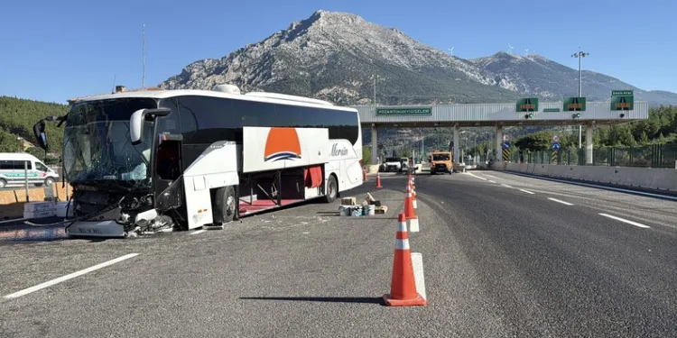 Yolcu otobüsü bariyere çarptı: 5 yaralı