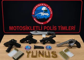 Yolcu otobüsü bariyere çarptı: 5 yaralı