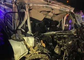 Yolcu otobüsü bariyere çarptı: 5 yaralı