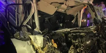 Yolcu otobüsü bariyere çarptı: 5 yaralı