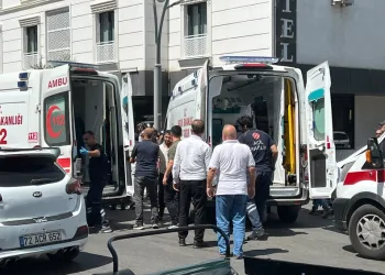 Yolcu otobüsü bariyere çarptı: 5 yaralı