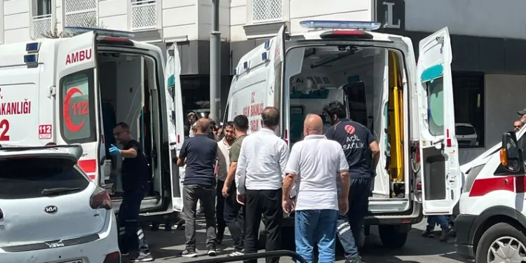 Yolcu otobüsü bariyere çarptı: 5 yaralı