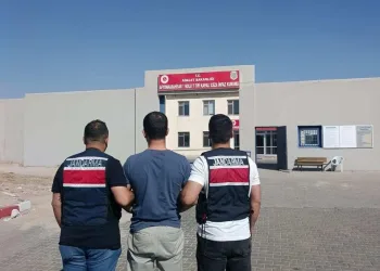 Yolcu otobüsü bariyere çarptı: 5 yaralı