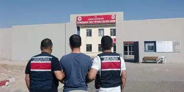 Yolcu otobüsü bariyere çarptı: 5 yaralı