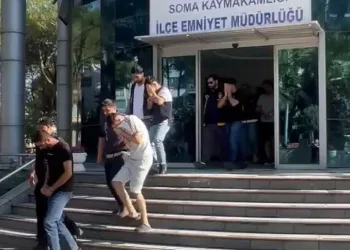 Yolcu otobüsü bariyere çarptı: 5 yaralı