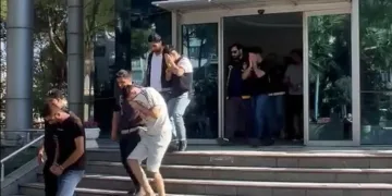 Yolcu otobüsü bariyere çarptı: 5 yaralı