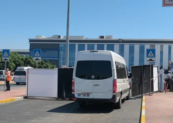 Yolcu otobüsü bariyere çarptı: 5 yaralı