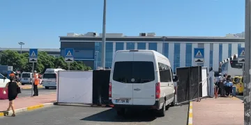 Yolcu otobüsü bariyere çarptı: 5 yaralı