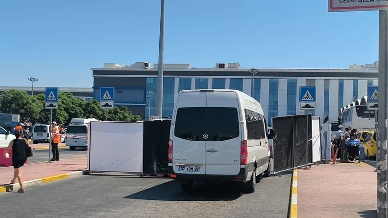 Yolcu otobüsü bariyere çarptı: 5 yaralı