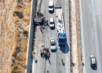 Yolcu otobüsü bariyere çarptı: 5 yaralı