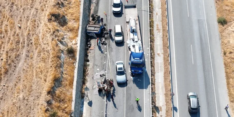 Yolcu otobüsü bariyere çarptı: 5 yaralı