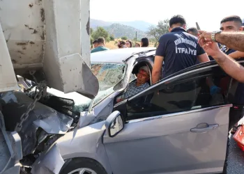 Yolcu otobüsü bariyere çarptı: 5 yaralı
