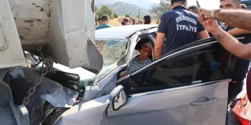 Yolcu otobüsü bariyere çarptı: 5 yaralı