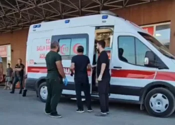 Yolcu otobüsü bariyere çarptı: 5 yaralı